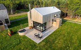Spruce - Luxury 1 Bdrm Cottage Stunning Views & Hot Tub, Private Path To The Beach